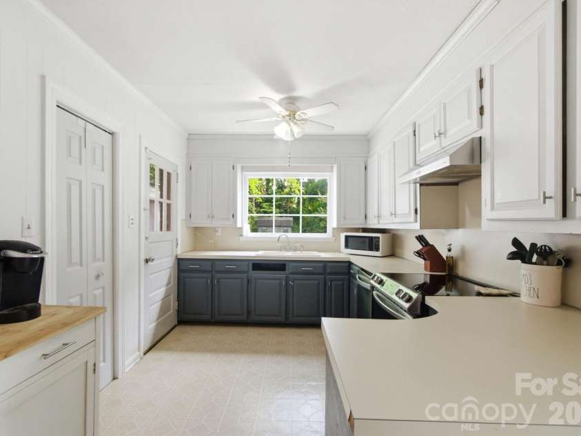 1616 Statesville Boulevard, Salisbury, NC 28144.  MLS# CAR4396247, YatesRealty ID 32313. 
