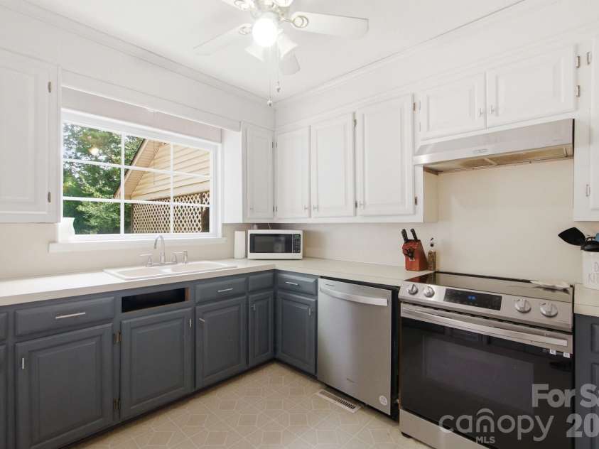 1616 Statesville Boulevard, Salisbury, NC 28144.  MLS# CAR4396247, YatesRealty ID 32313. 