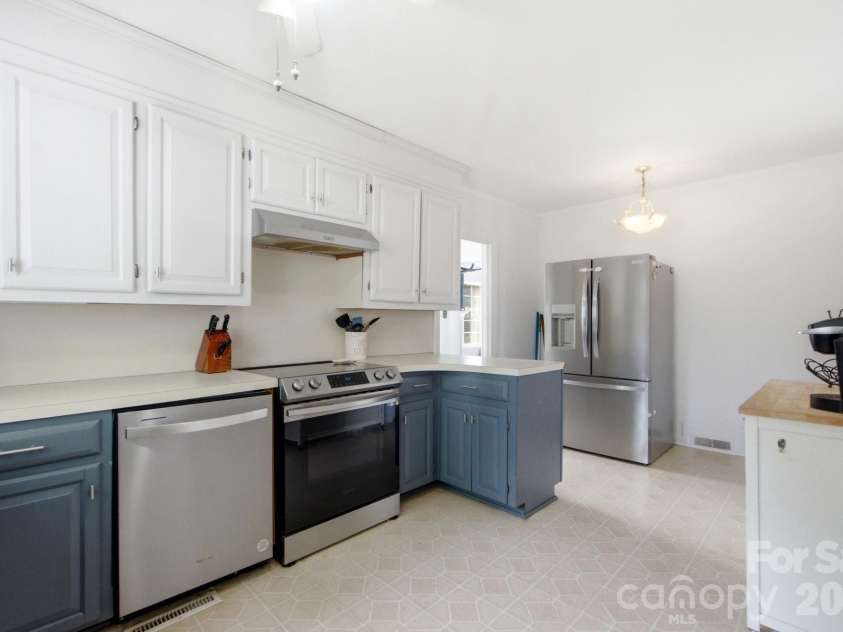 1616 Statesville Boulevard, Salisbury, NC 28144.  MLS# CAR4396247, YatesRealty ID 32313. 