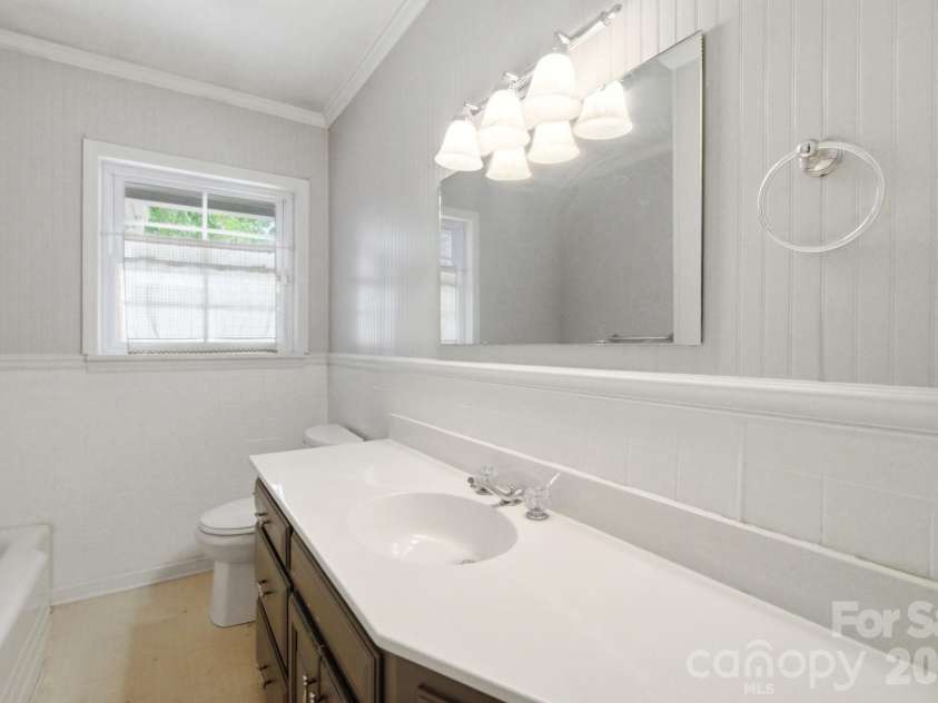 1616 Statesville Boulevard, Salisbury, NC 28144.  MLS# CAR4396247, YatesRealty ID 32313. 