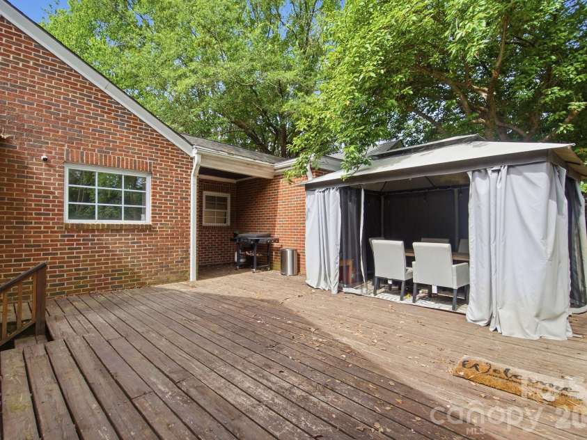 1616 Statesville Boulevard, Salisbury, NC 28144.  MLS# CAR4396247, YatesRealty ID 32313. 