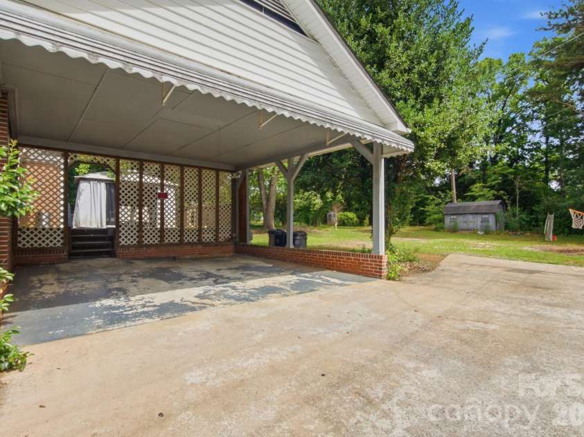 1616 Statesville Boulevard, Salisbury, NC 28144.  MLS# CAR4396247, YatesRealty ID 32313. 