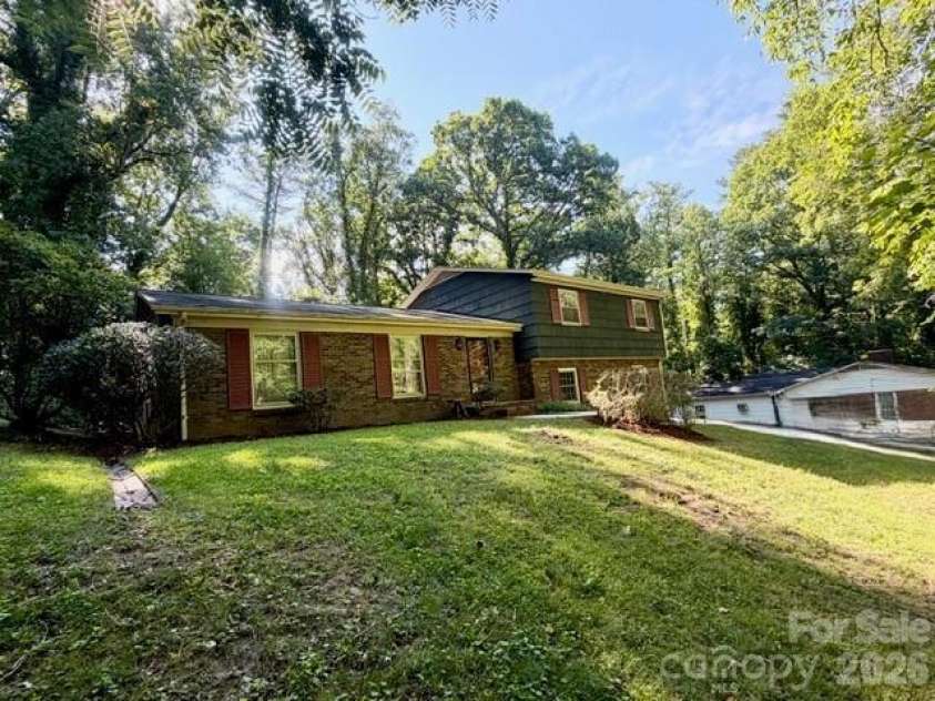 845 Cherokee Place, Lenoir, NC 28645.  MLS# CAR4386762, YatesRealty ID 32314. 