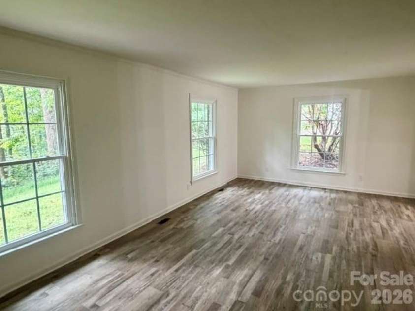 845 Cherokee Place, Lenoir, NC 28645.  MLS# CAR4425267, YatesRealty ID 32314. LR with LVP flooring, freshly painted