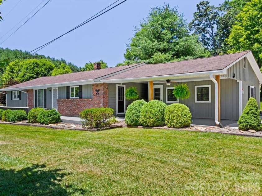 39 Hawthorne Lane, Burnsville, NC 28714.  MLS# CAR4397654, YatesRealty ID 3232. 