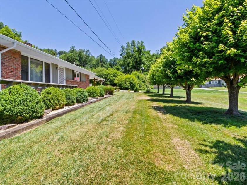 39 Hawthorne Lane, Burnsville, NC 28714.  MLS# CAR4397654, YatesRealty ID 3232. 