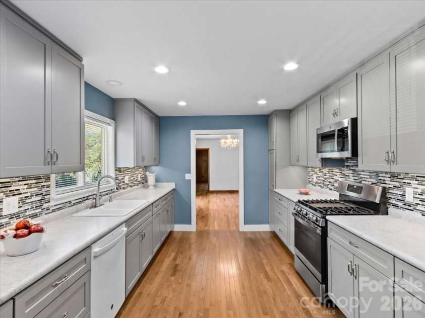39 Hawthorne Lane, Burnsville, NC 28714.  MLS# CAR4397654, YatesRealty ID 3232. 