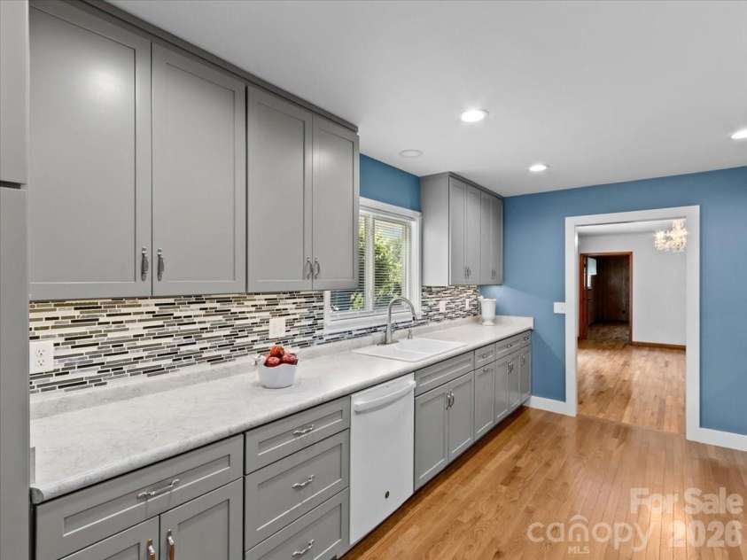39 Hawthorne Lane, Burnsville, NC 28714.  MLS# CAR4397654, YatesRealty ID 3232. 