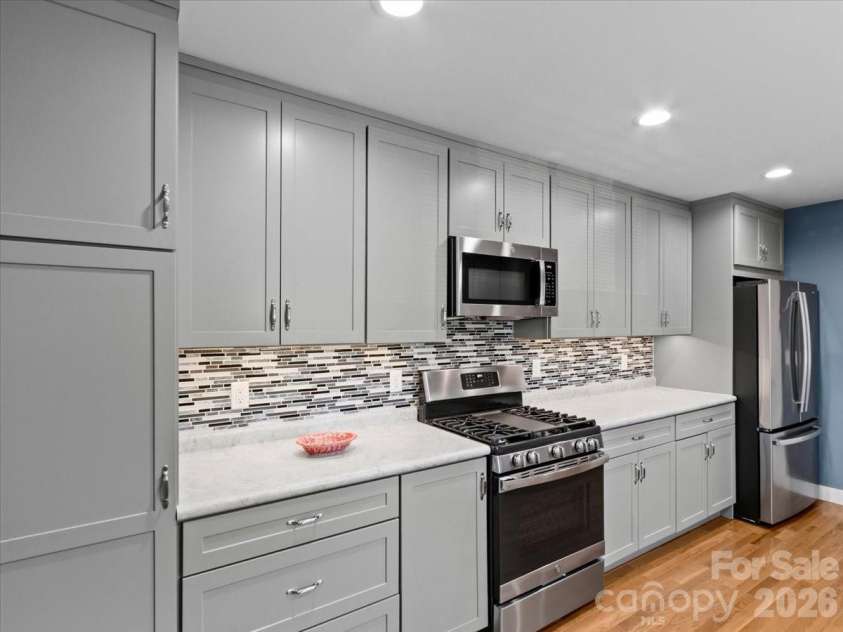 39 Hawthorne Lane, Burnsville, NC 28714.  MLS# CAR4397654, YatesRealty ID 3232. 