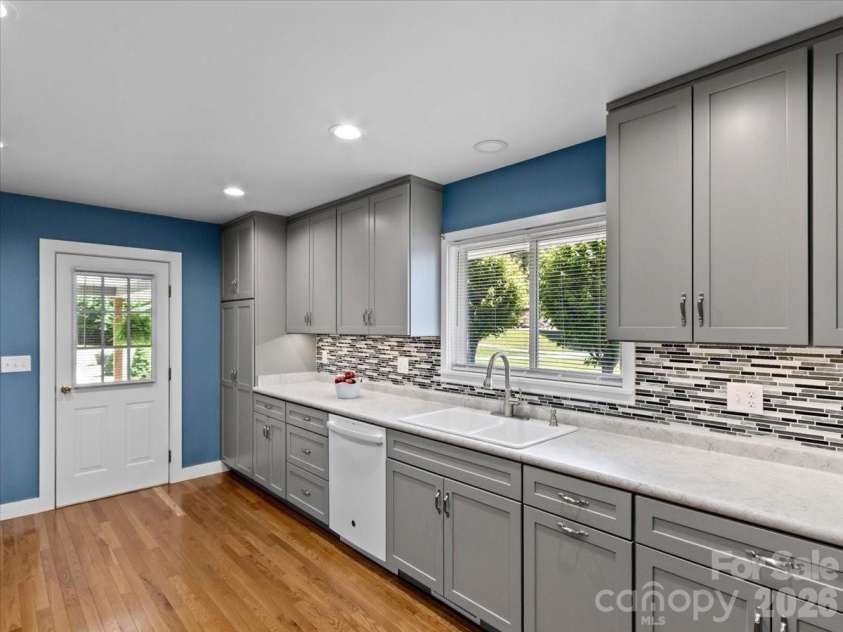 39 Hawthorne Lane, Burnsville, NC 28714.  MLS# CAR4397654, YatesRealty ID 3232. 