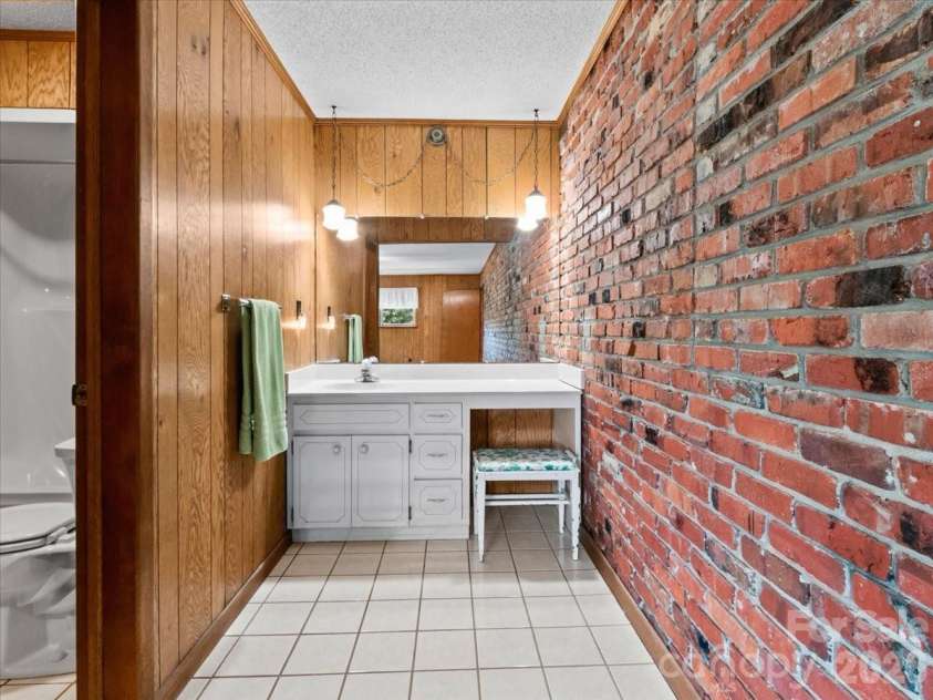 39 Hawthorne Lane, Burnsville, NC 28714.  MLS# CAR4397654, YatesRealty ID 3232. 