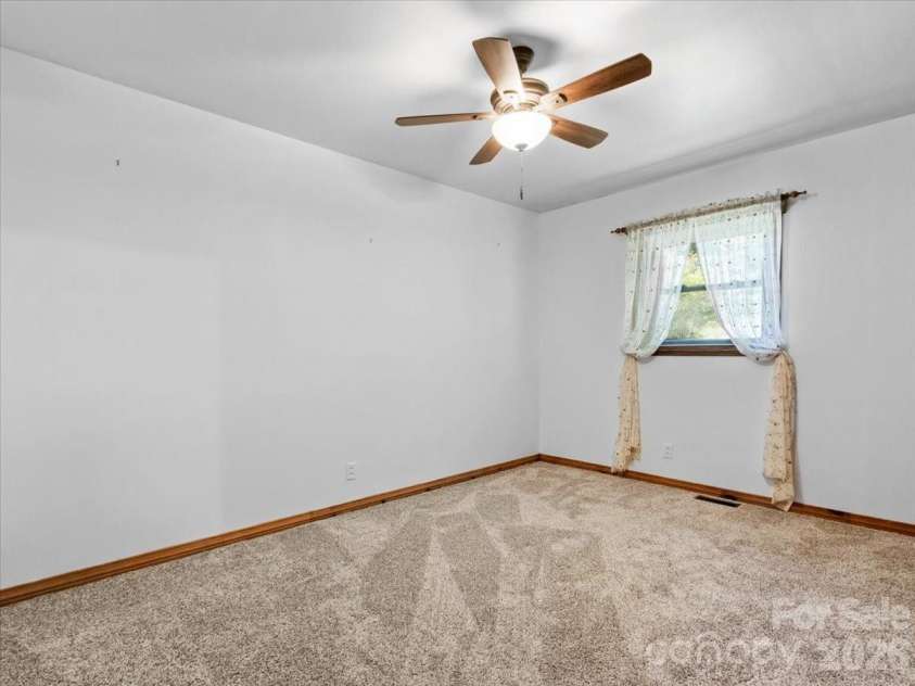 39 Hawthorne Lane, Burnsville, NC 28714.  MLS# CAR4397654, YatesRealty ID 3232. 