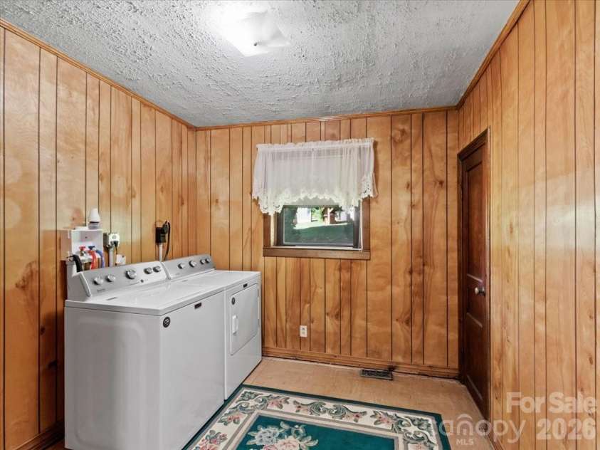 39 Hawthorne Lane, Burnsville, NC 28714.  MLS# CAR4397654, YatesRealty ID 3232. 