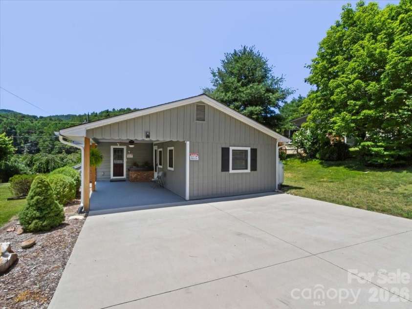 39 Hawthorne Lane, Burnsville, NC 28714.  MLS# CAR4397654, YatesRealty ID 3232. 