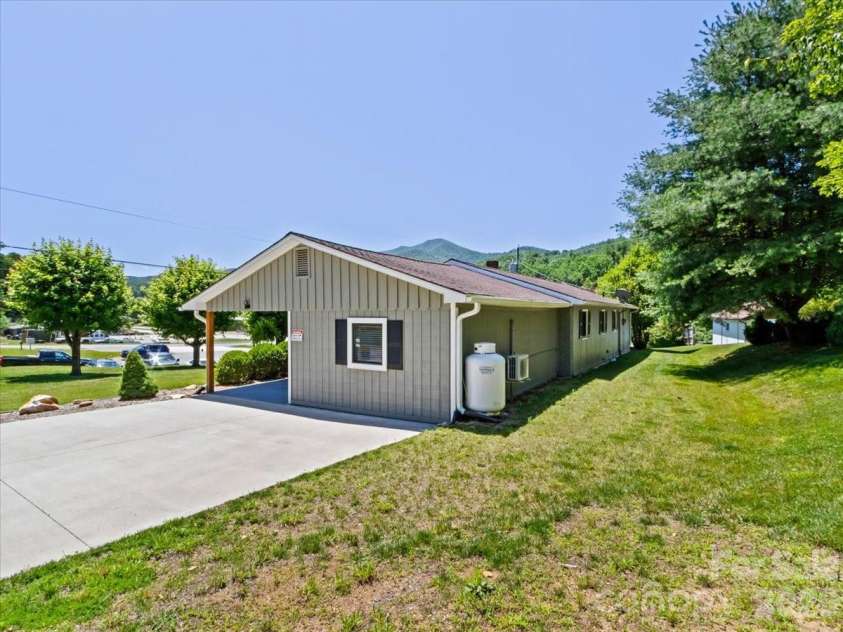 39 Hawthorne Lane, Burnsville, NC 28714.  MLS# CAR4397654, YatesRealty ID 3232. 