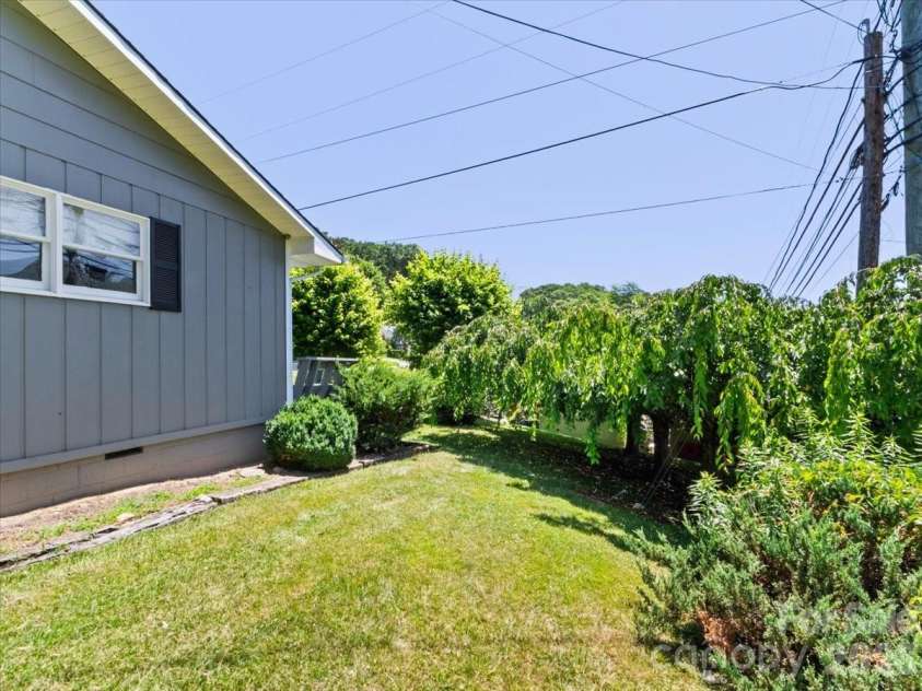 39 Hawthorne Lane, Burnsville, NC 28714.  MLS# CAR4397654, YatesRealty ID 3232. 