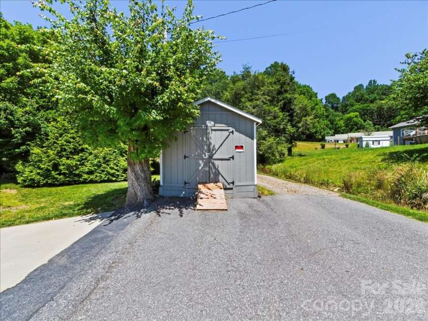 39 Hawthorne Lane, Burnsville, NC 28714.  MLS# CAR4397654, YatesRealty ID 3232. 