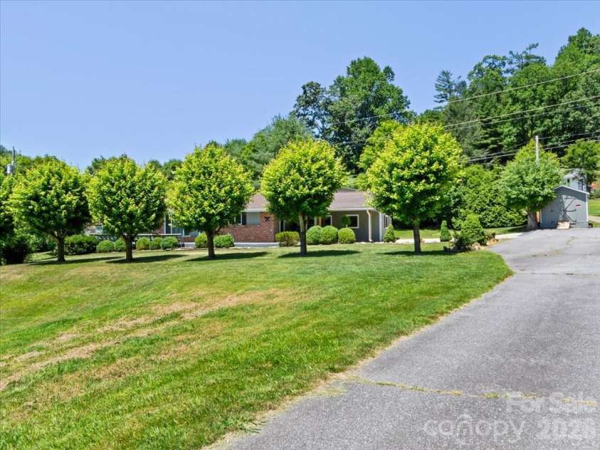 39 Hawthorne Lane, Burnsville, NC 28714.  MLS# CAR4397654, YatesRealty ID 3232. 