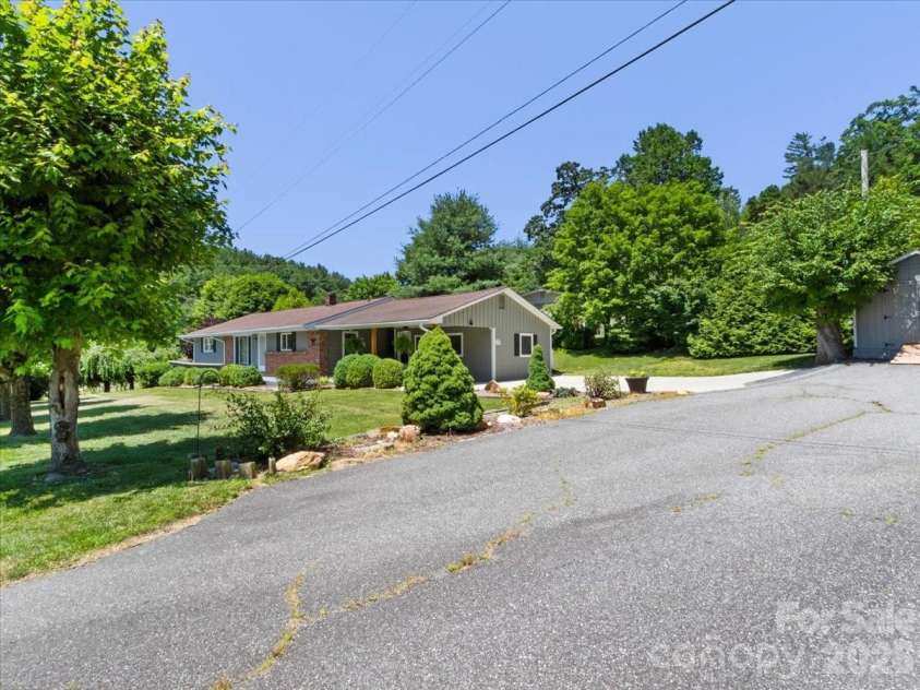 39 Hawthorne Lane, Burnsville, NC 28714.  MLS# CAR4397654, YatesRealty ID 3232. 