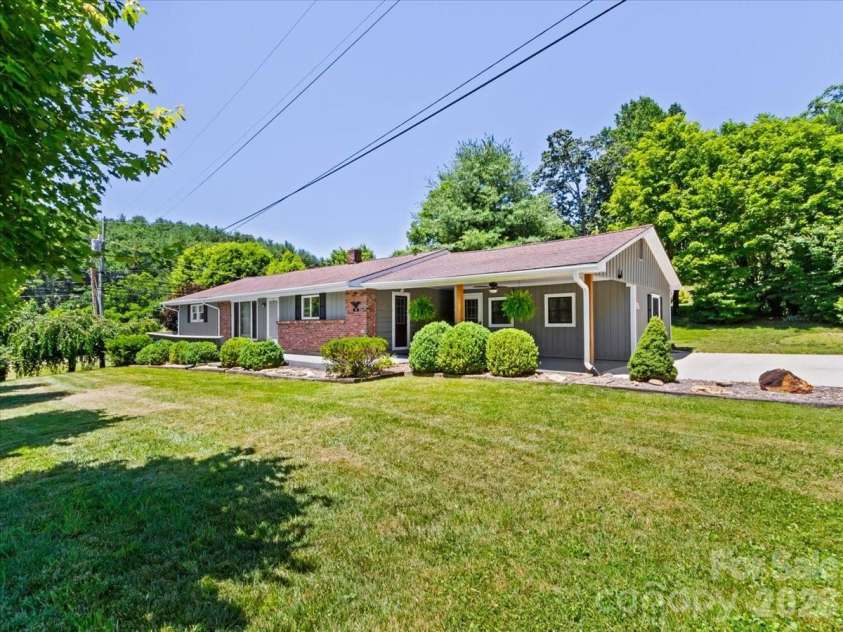 39 Hawthorne Lane, Burnsville, NC 28714.  MLS# CAR4397654, YatesRealty ID 3232. 