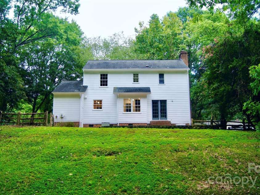4212 Meadowridge Drive, Charlotte, NC 28226.  MLS# CAR4283927, YatesRealty ID 32320. 