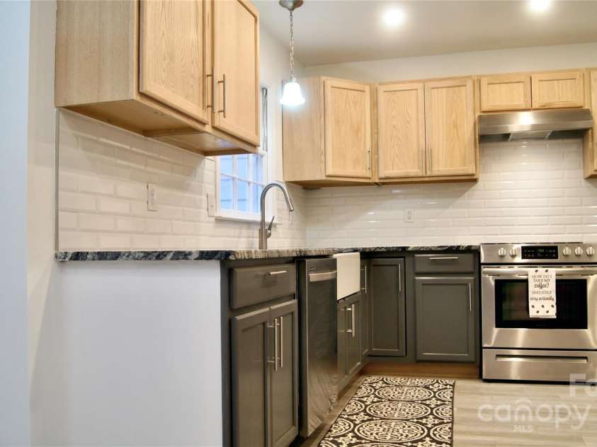 4212 Meadowridge Drive, Charlotte, NC 28226.  MLS# CAR4283927, YatesRealty ID 32320. Kitchen