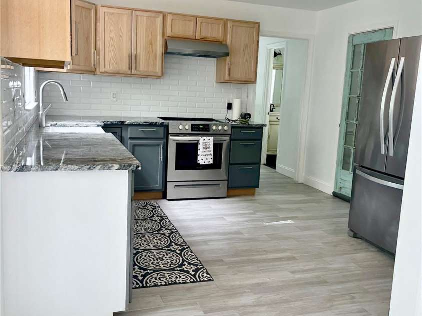 4212 Meadowridge Drive, Charlotte, NC 28226.  MLS# CAR4283927, YatesRealty ID 32320. Kitchen