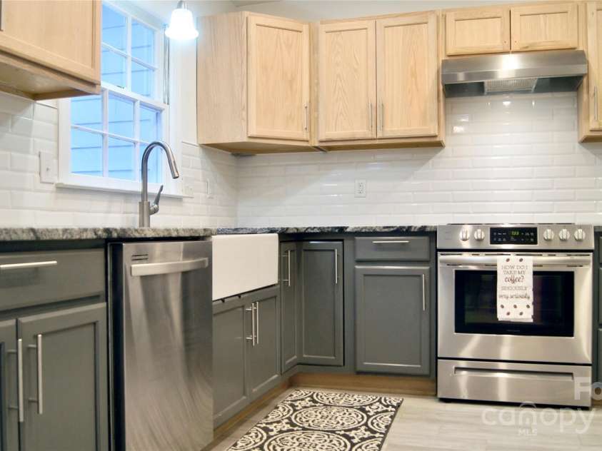 4212 Meadowridge Drive, Charlotte, NC 28226.  MLS# CAR4283927, YatesRealty ID 32320. Kitchen