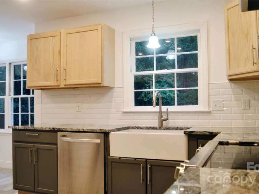 4212 Meadowridge Drive, Charlotte, NC 28226.  MLS# CAR4283927, YatesRealty ID 32320. Kitchen