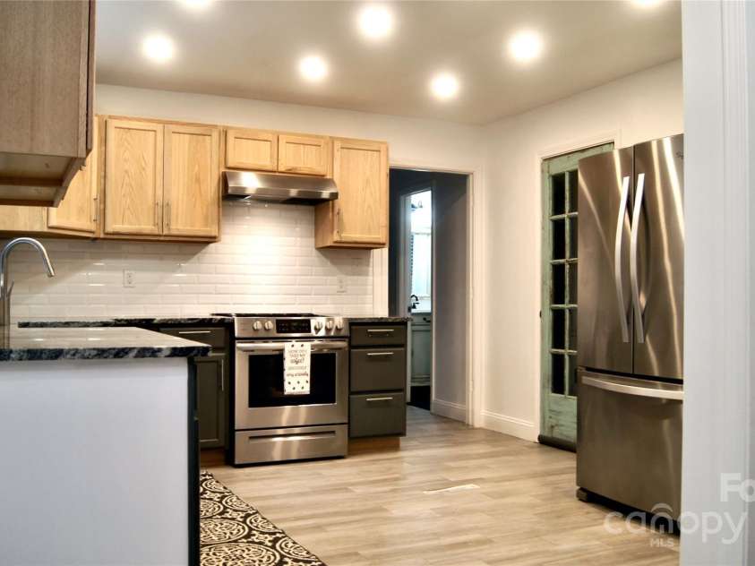 4212 Meadowridge Drive, Charlotte, NC 28226.  MLS# CAR4283927, YatesRealty ID 32320. Kitchen