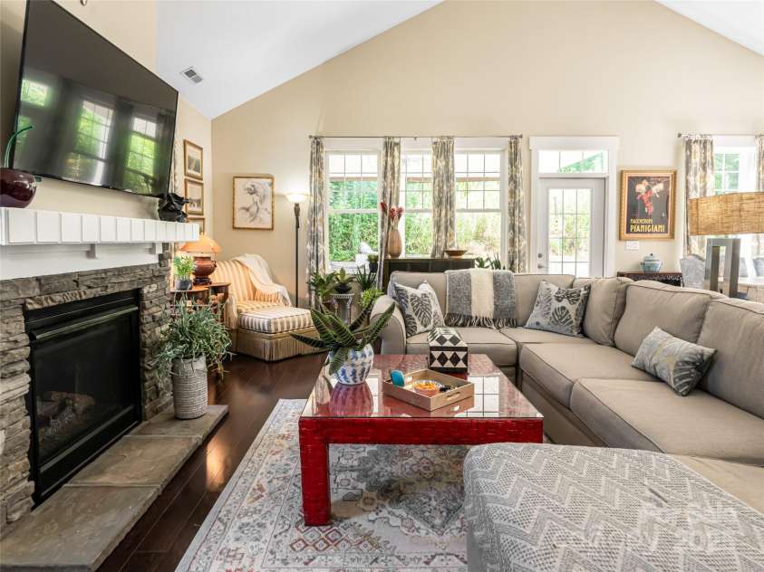 38 Pinebrook Club Drive, Asheville, NC 28804.  MLS# CAR4277289, YatesRealty ID 32321. 