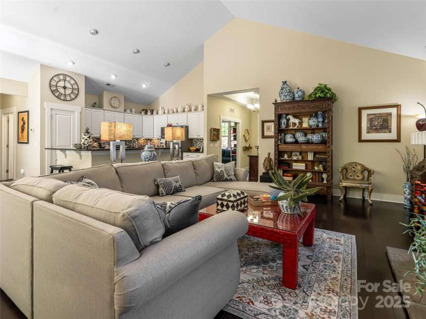 38 Pinebrook Club Drive, Asheville, NC 28804.  MLS# CAR4277289, YatesRealty ID 32321. 