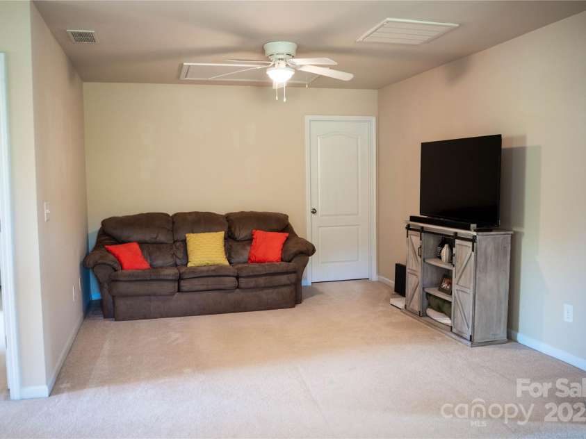 1284 Bridgeford Drive, Huntersville, NC 28078.  MLS# CAR4291230, YatesRealty ID 32322. 