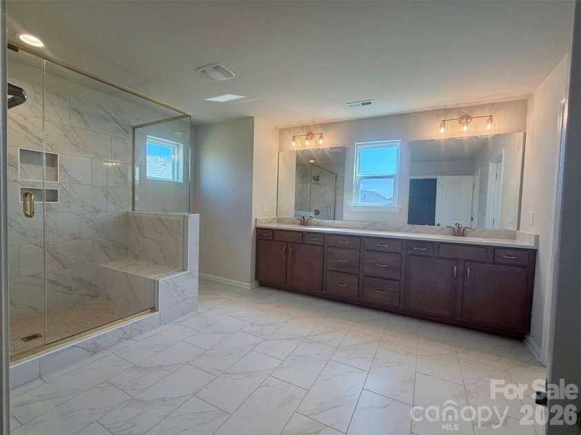 1947 Thicket Drive, Gastonia, NC 28054.  MLS# CAR4382984, YatesRealty ID 32323. Premier Bath