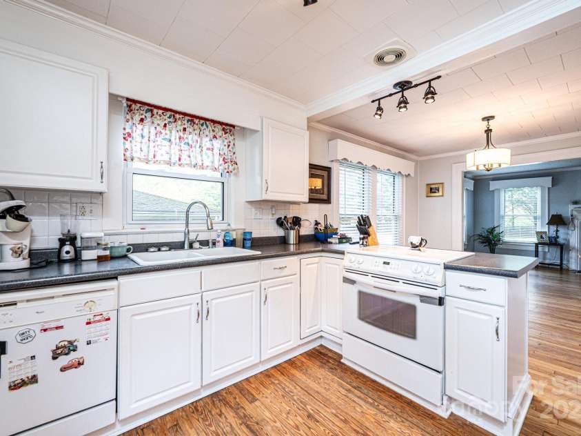 507 Mountain View Street, Morganton, NC 28655.  MLS# CAR4292038, YatesRealty ID 32323. 