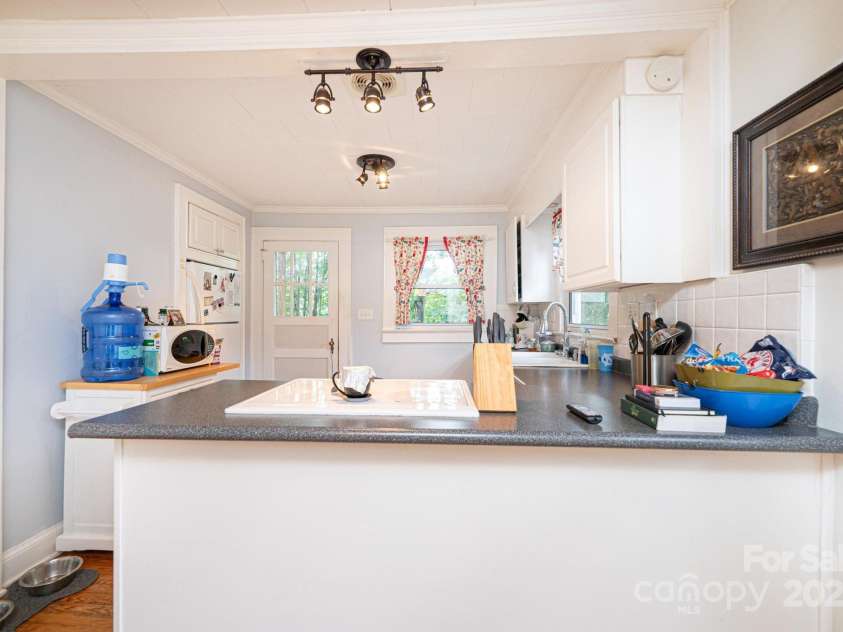 507 Mountain View Street, Morganton, NC 28655.  MLS# CAR4292038, YatesRealty ID 32323. 
