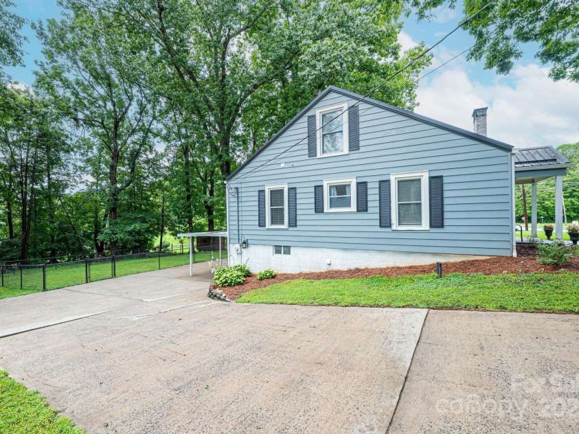 507 Mountain View Street, Morganton, NC 28655.  MLS# CAR4292038, YatesRealty ID 32323. 