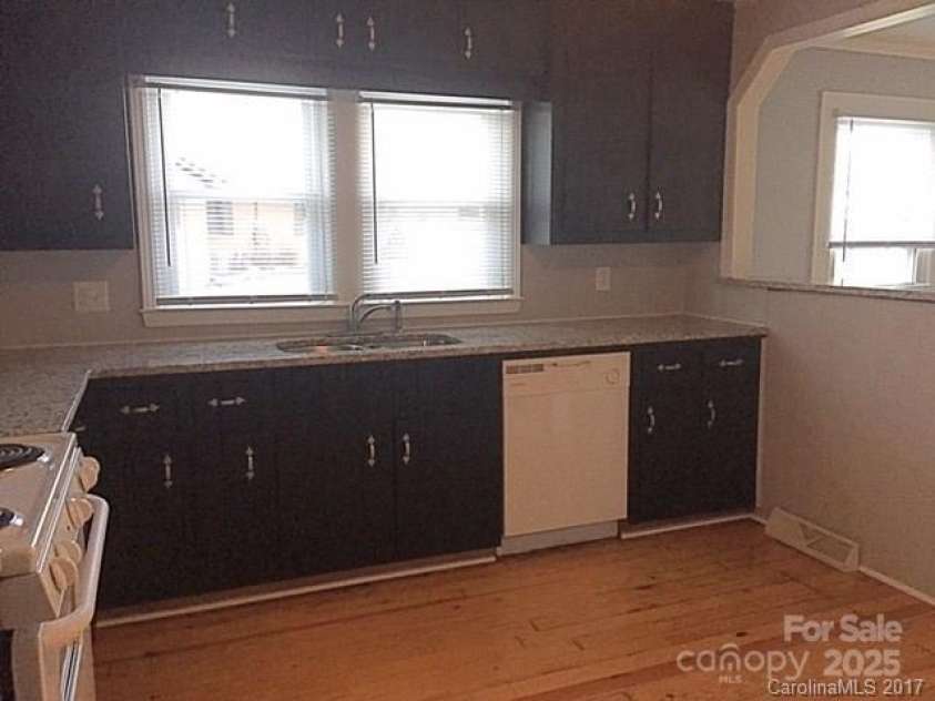 124 & 128 Market Road, Mooresville, NC 28115.  MLS# CAR4274753, YatesRealty ID 32324. 124 M kitchen