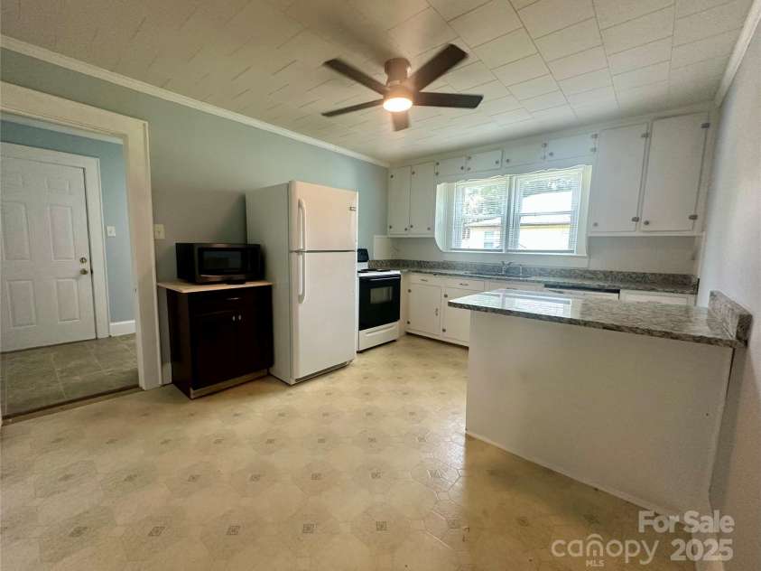 124 & 128 Market Road, Mooresville, NC 28115.  MLS# CAR4274753, YatesRealty ID 32324. 128 M kitchen