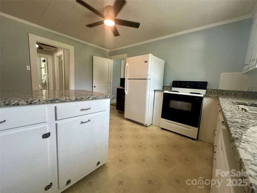 124 & 128 Market Road, Mooresville, NC 28115.  MLS# CAR4274753, YatesRealty ID 32324. 128 M kitchen