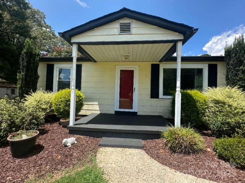 124 & 128 Market Road, Mooresville, NC 28115.  MLS# CAR4274753, YatesRealty ID 32324. 