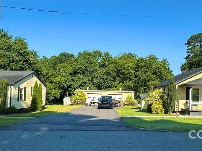 124 & 128 Market Road, Mooresville, NC 28115.  MLS# CAR4274753, YatesRealty ID 32324. 