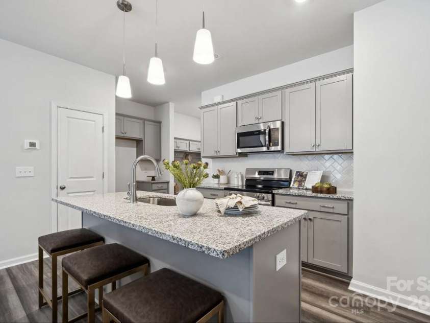 2928 Sloan Drive, Charlotte, NC 28208.  MLS# CAR4325603, YatesRealty ID 3233. 