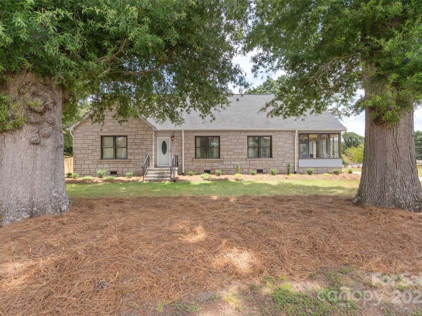1513 Ridge Avenue, Kannapolis, NC 28083.  MLS# CAR4284529, YatesRealty ID 32330. 