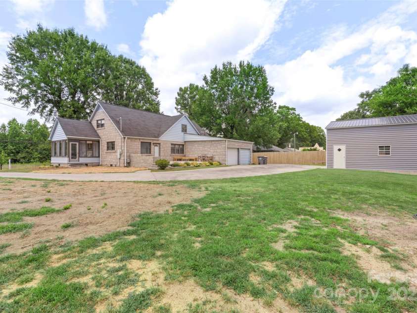 1513 Ridge Avenue, Kannapolis, NC 28083.  MLS# CAR4284529, YatesRealty ID 32330. 