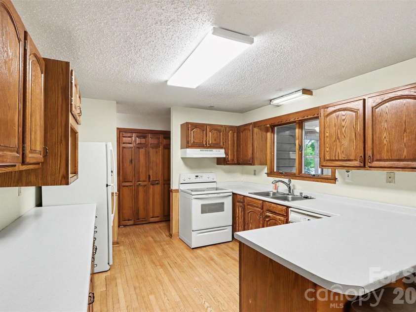 124 Catawba Avenue, Mooresville, NC 28115.  MLS# CAR4396630, YatesRealty ID 32339. 