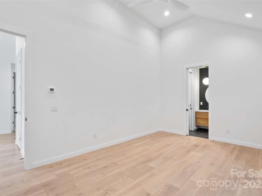 45 Waynesville Avenue, Asheville, NC 28806.  MLS# CAR4289629, YatesRealty ID 32339. 