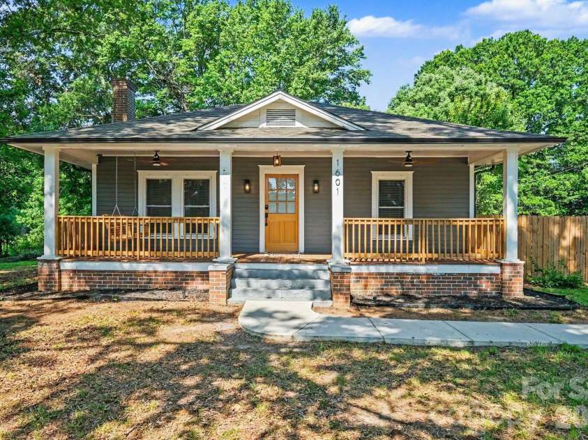 1601 Lawing Road, Charlotte, NC 28216.  MLS# CAR4396468, YatesRealty ID 32342. 
