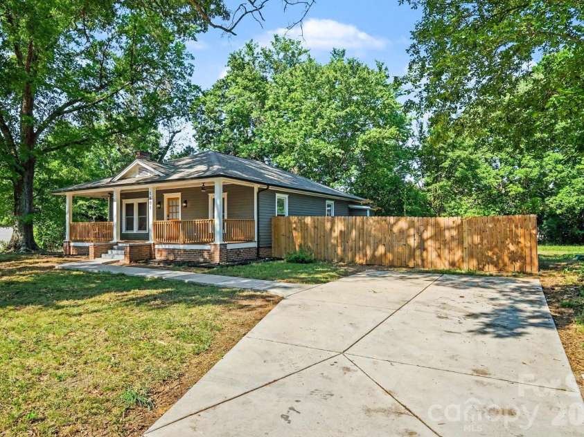 1601 Lawing Road, Charlotte, NC 28216.  MLS# CAR4396468, YatesRealty ID 32342. 