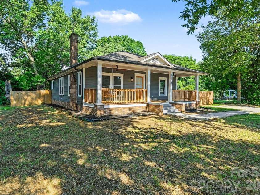 1601 Lawing Road, Charlotte, NC 28216.  MLS# CAR4396468, YatesRealty ID 32342. 